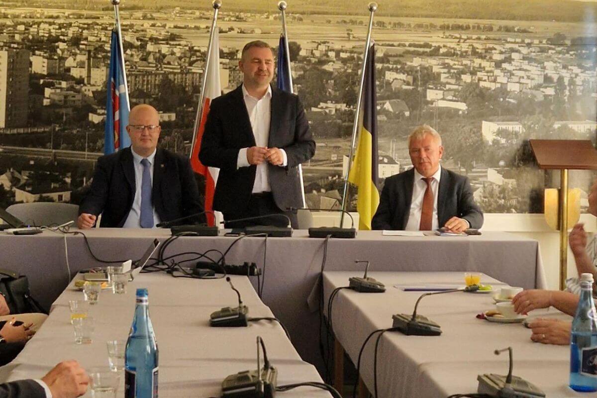 trzech mężczyzn siedzących przy stole na spotkaniu w ramach projektu SOI, jednym z gości jest Jerzy Kopeć Dyrektor w Urzędzie Marszałkowskim