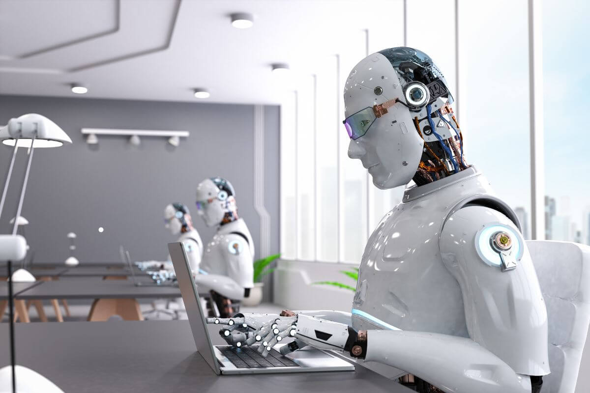 roboty humanoidalne piszące na laptopach