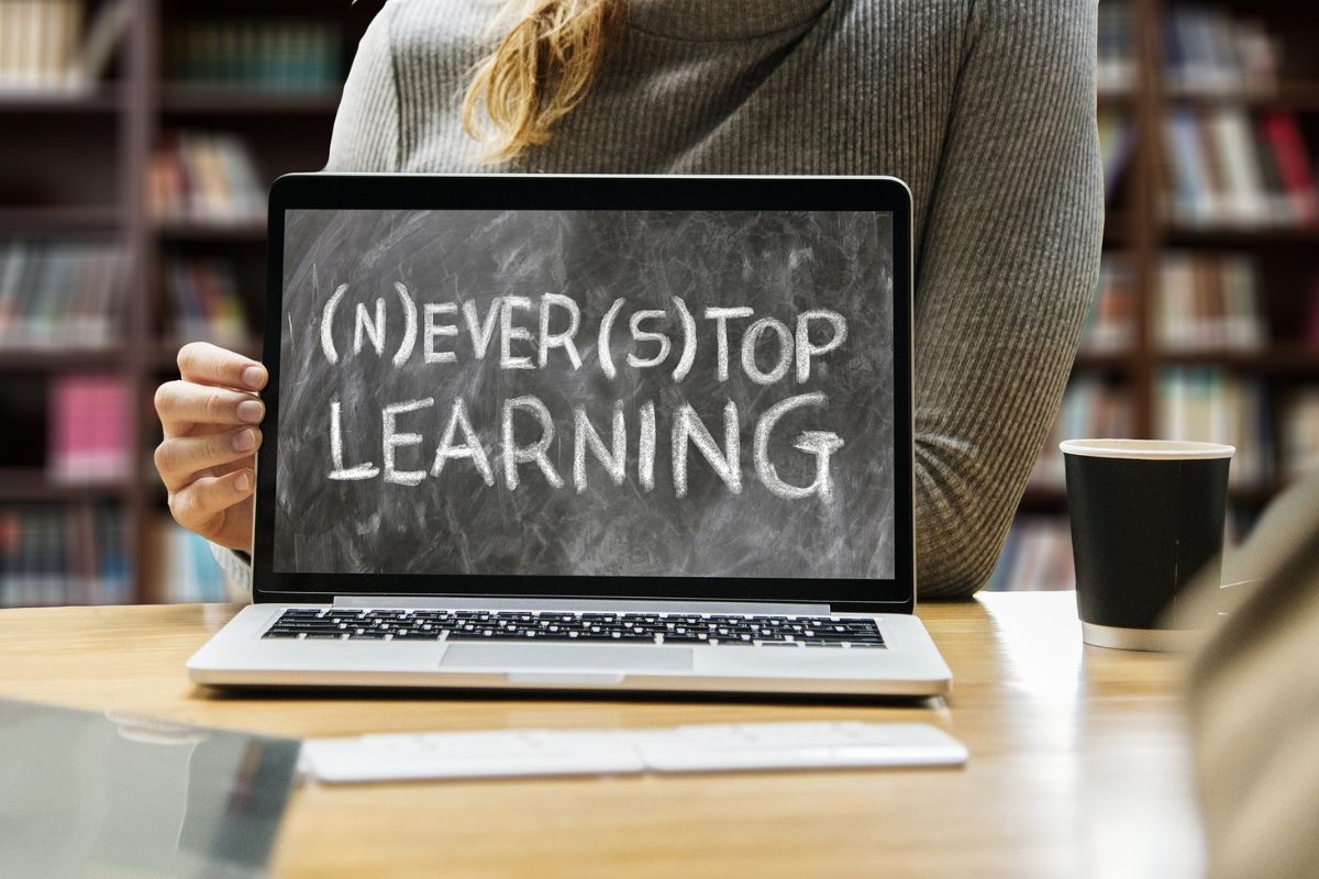 Otwarty laptop z napisem angielskim: never stop learning