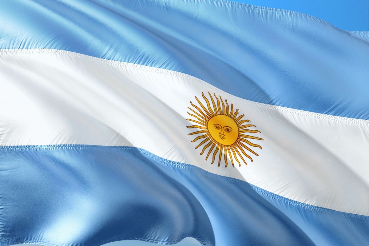 Flaga Argentyny powiewająca na wietrze