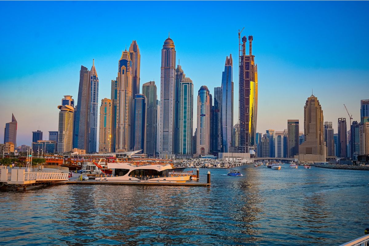 Widok na wieżowce Dubaju od strony zatoki