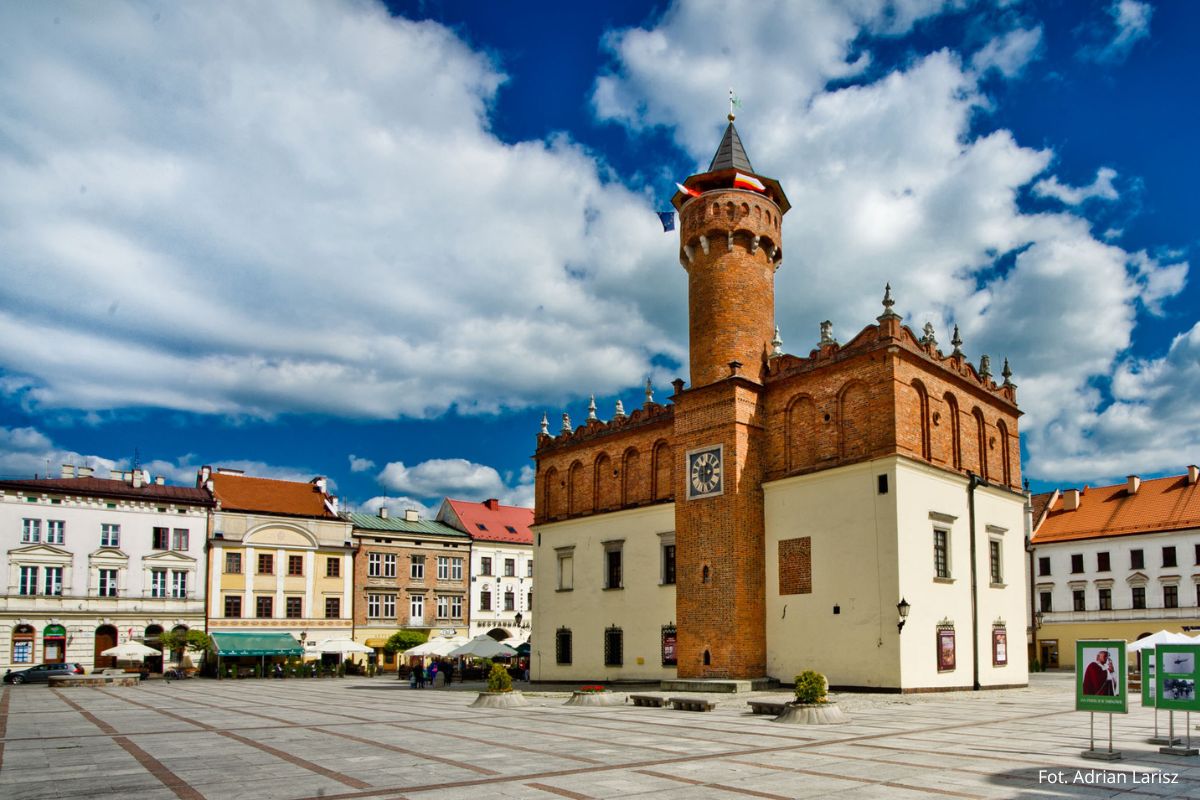 Widok na Ratusz i kamienice Rynku Tarnowskiego