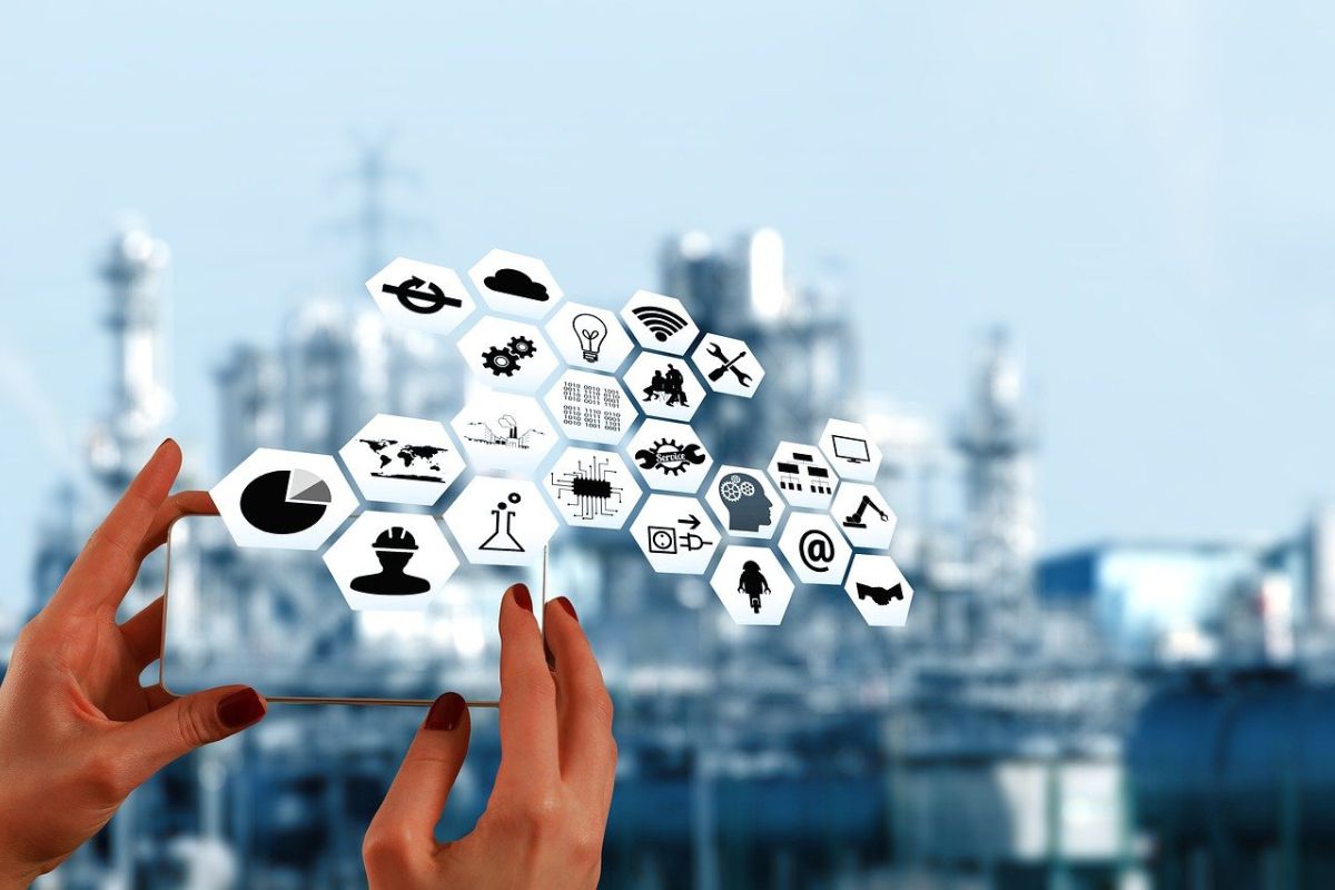 Dłonie damskie trzymają wizualizacje piktnogramów różnych specjalizacji