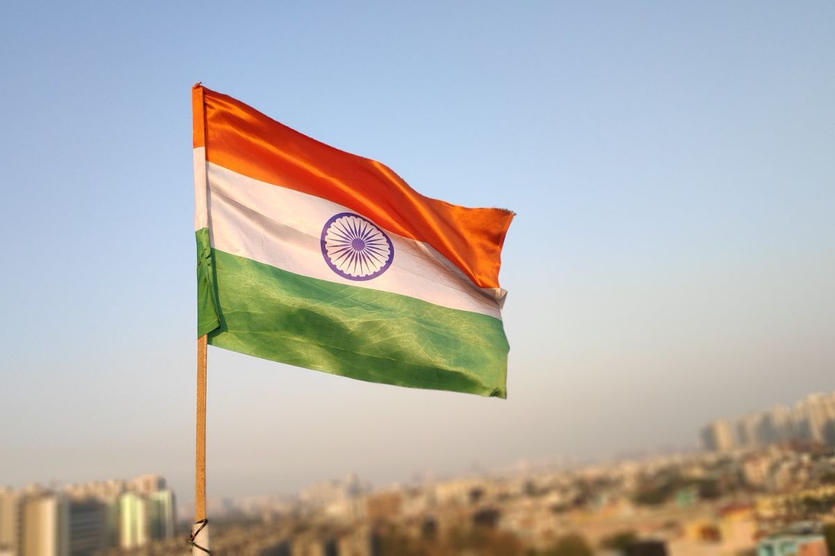 Widok na powiewającą na wietrze flagę Indii