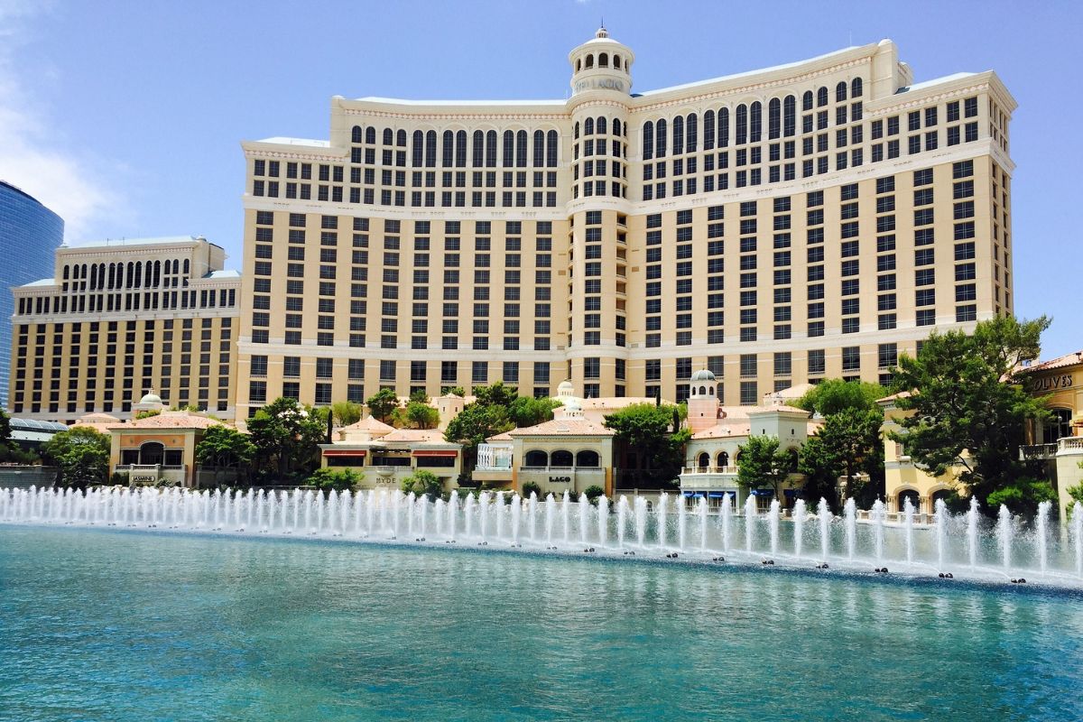 Widok na budynek Bellagio i fontannę przed nim w Las Vegas