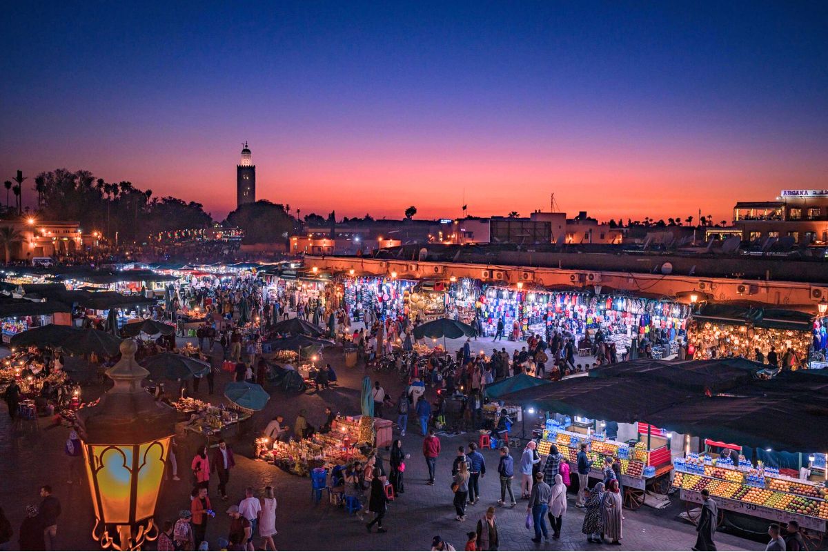 Widok na Marrakesz wieczorną porą