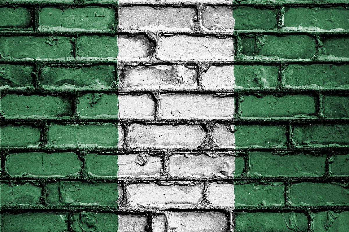Ściana z cegieł w barwach flagi Nigerii