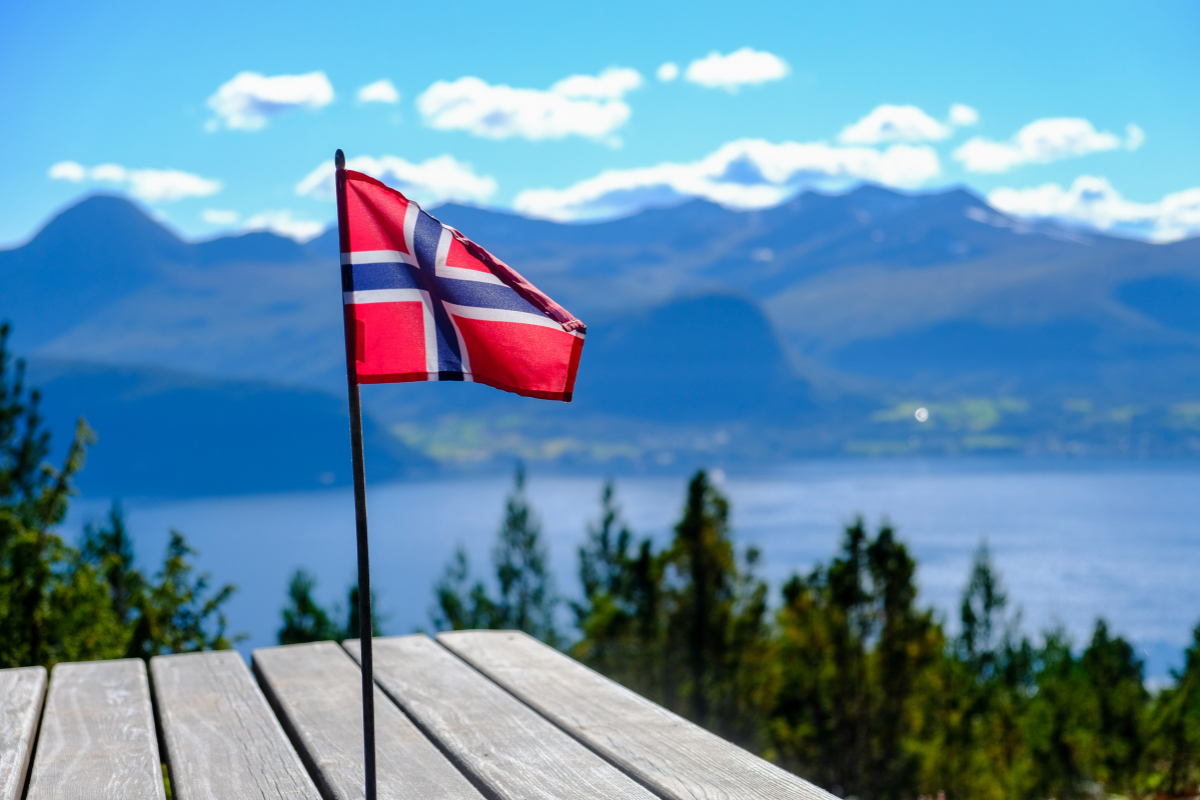 Flaga norweska na podeście, w tle góry