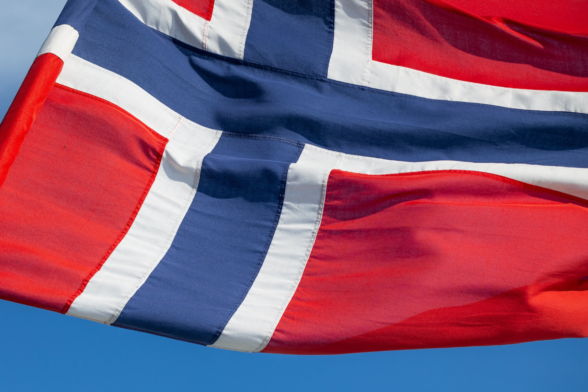 Flaga Norwegii na niebie