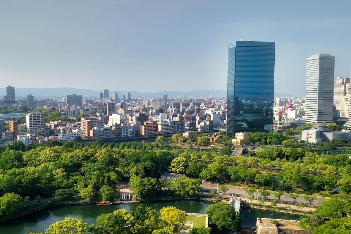 Widok na Osakę od strony parku