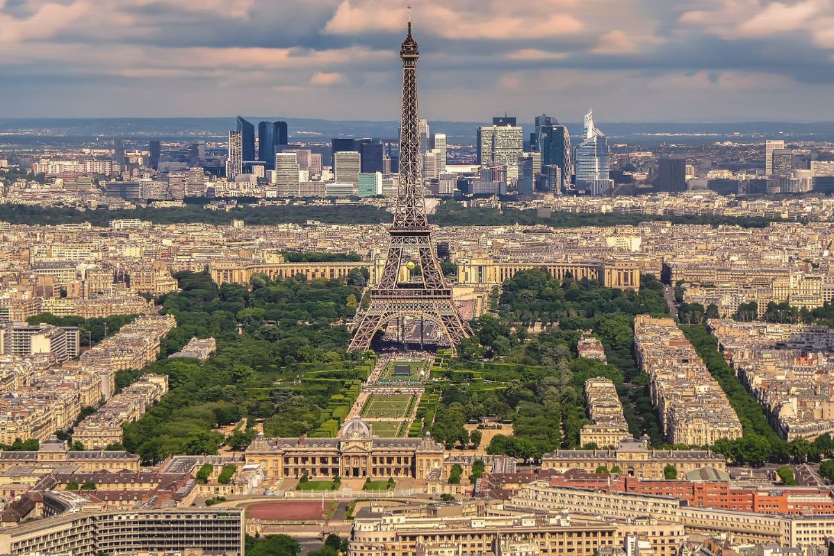 Widok z góry na centrum Paryża, Wieżę Eiffla, Pola Marsowe i szklane wieżowce w tle