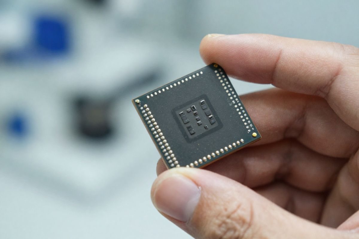 Dłoń trzyma kwadratowy półprzewodnik