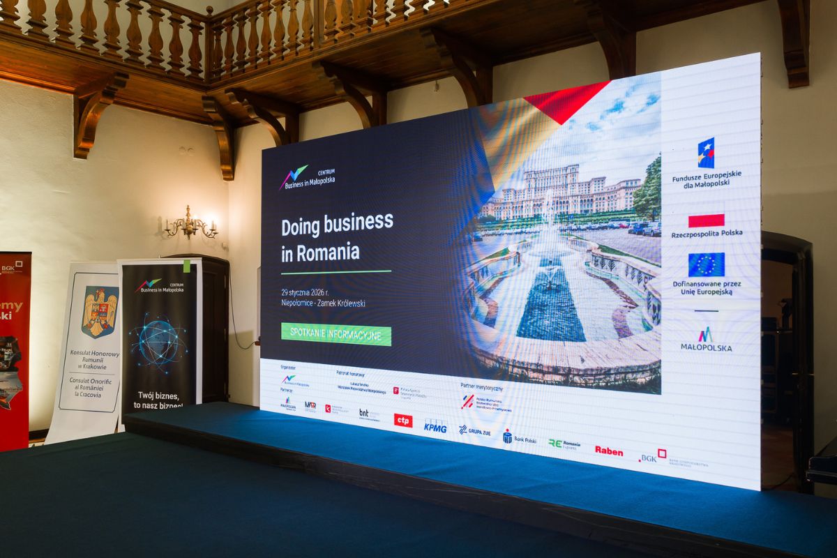 Monitor z nazwą wydarzenia na podeście scenicznym